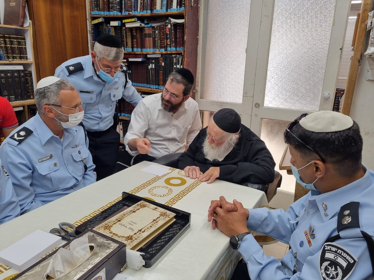 בכירים במשטרה התברכו אצל גדולי ישראל