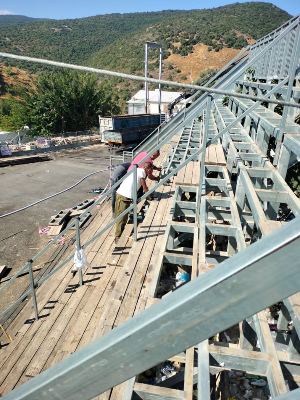 לראשונה מהאסון: הריסת הטריבונות במירון