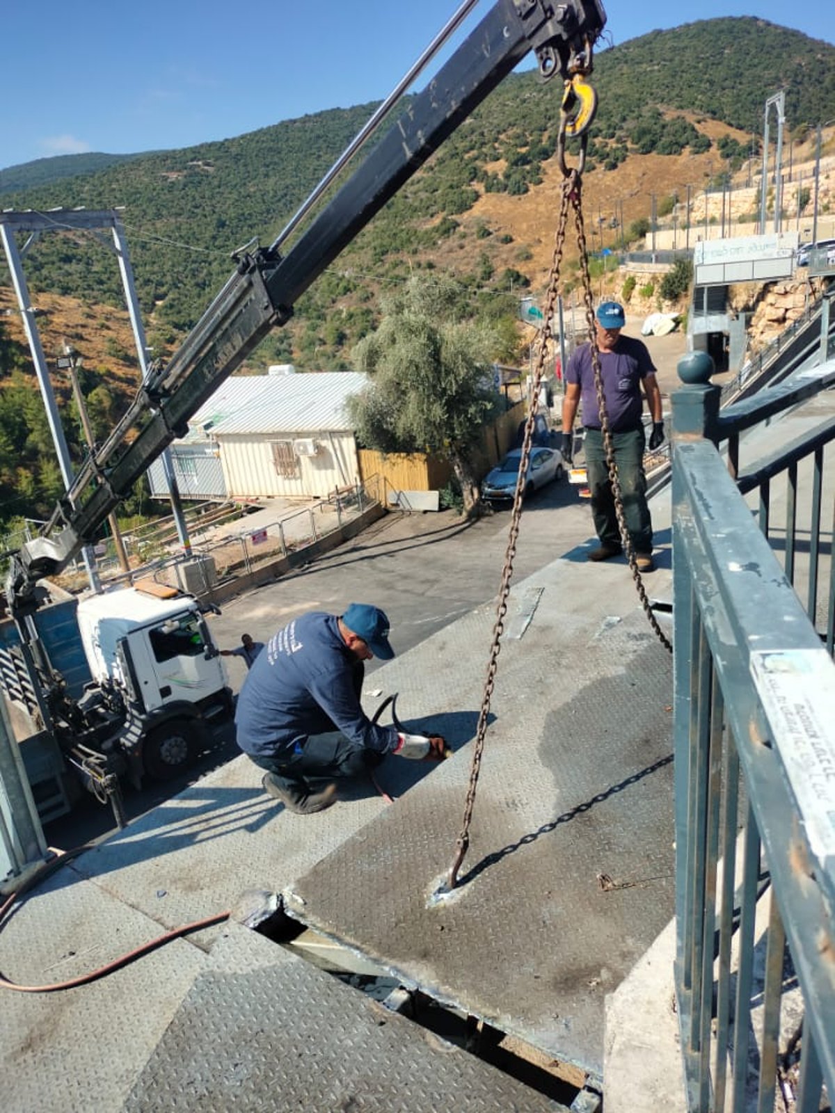 לראשונה מהאסון: הריסת הטריבונות במירון