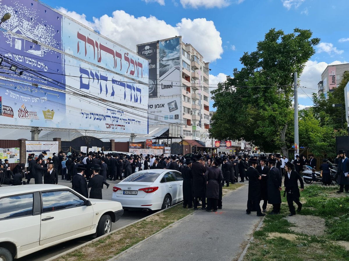 צפו:  'שחרית' ולימוד בציון רבי נחמן באומן