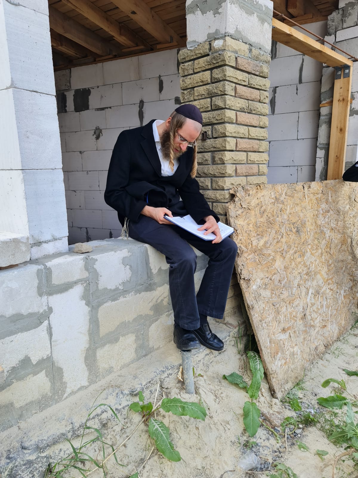 צפו:  'שחרית' ולימוד בציון רבי נחמן באומן