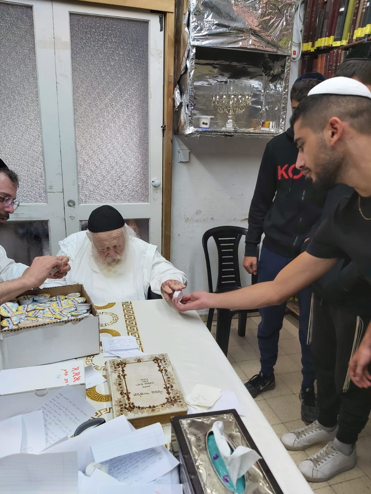 כשמרן הגר"ח קנייבסקי בירך את הדבש; צפו