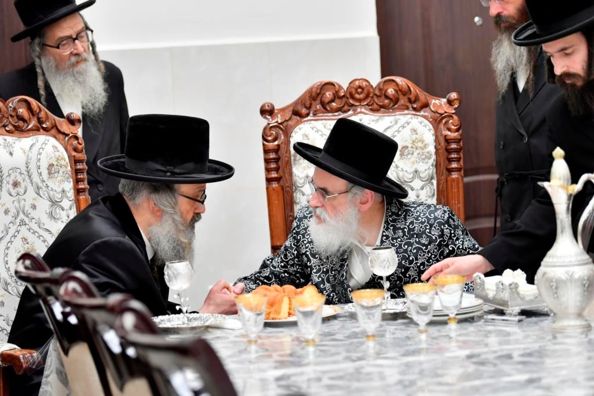 אדמו"רים ורבנים בביקור במעונו של האדמו"ר מויז'ניץ