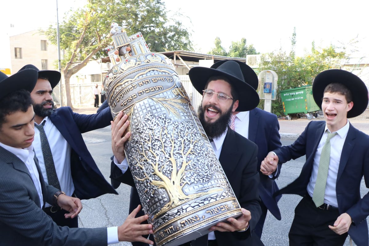 בישיבת 'נועם התלמוד' הכניסו ספר תורה • תיעוד