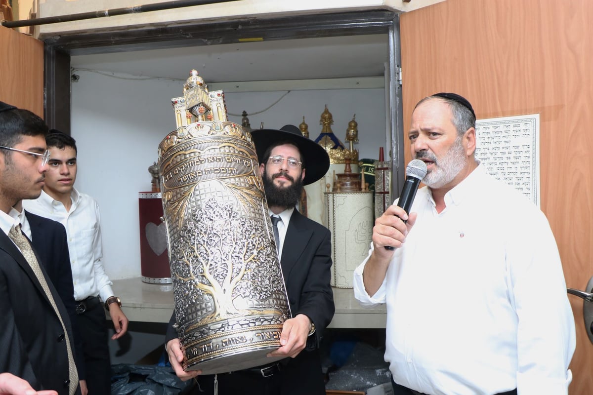 בישיבת 'נועם התלמוד' הכניסו ספר תורה • תיעוד