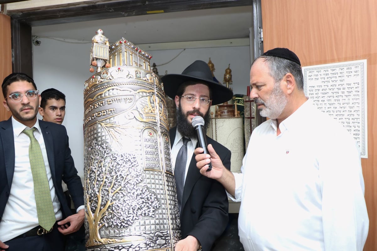 בישיבת 'נועם התלמוד' הכניסו ספר תורה • תיעוד