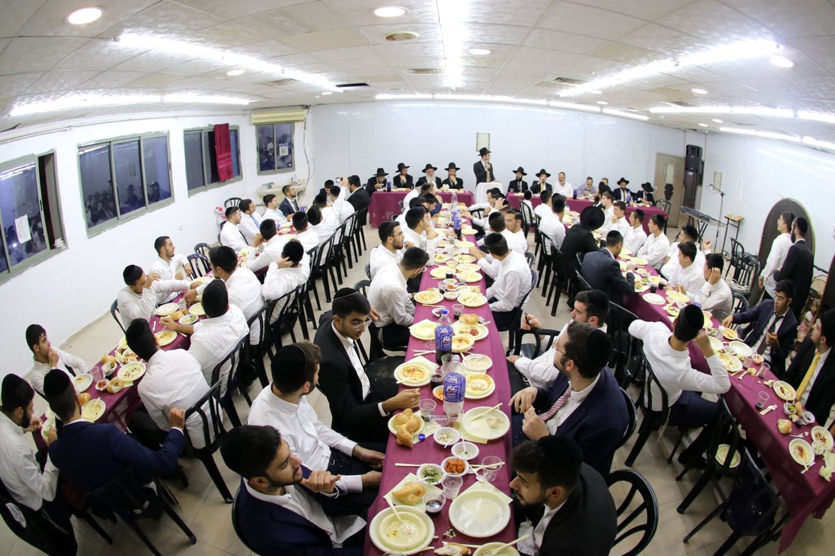 בישיבת 'נועם התלמוד' הכניסו ספר תורה • תיעוד