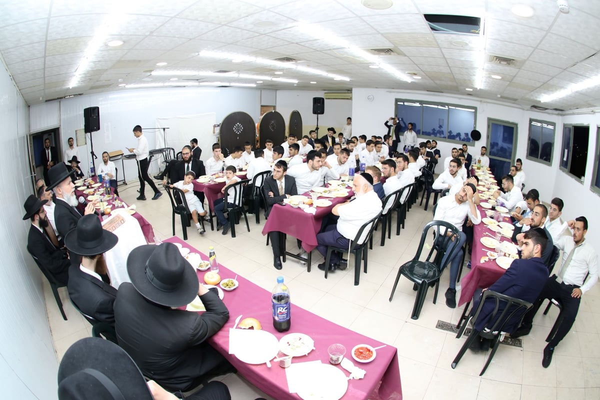 בישיבת 'נועם התלמוד' הכניסו ספר תורה • תיעוד