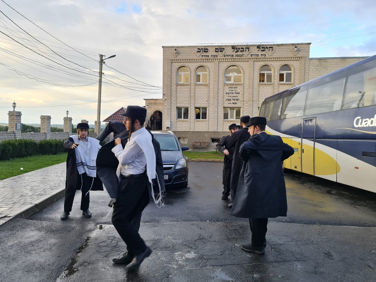 תיעוד: שאיבת המים ממעיין הבעל שם טוב