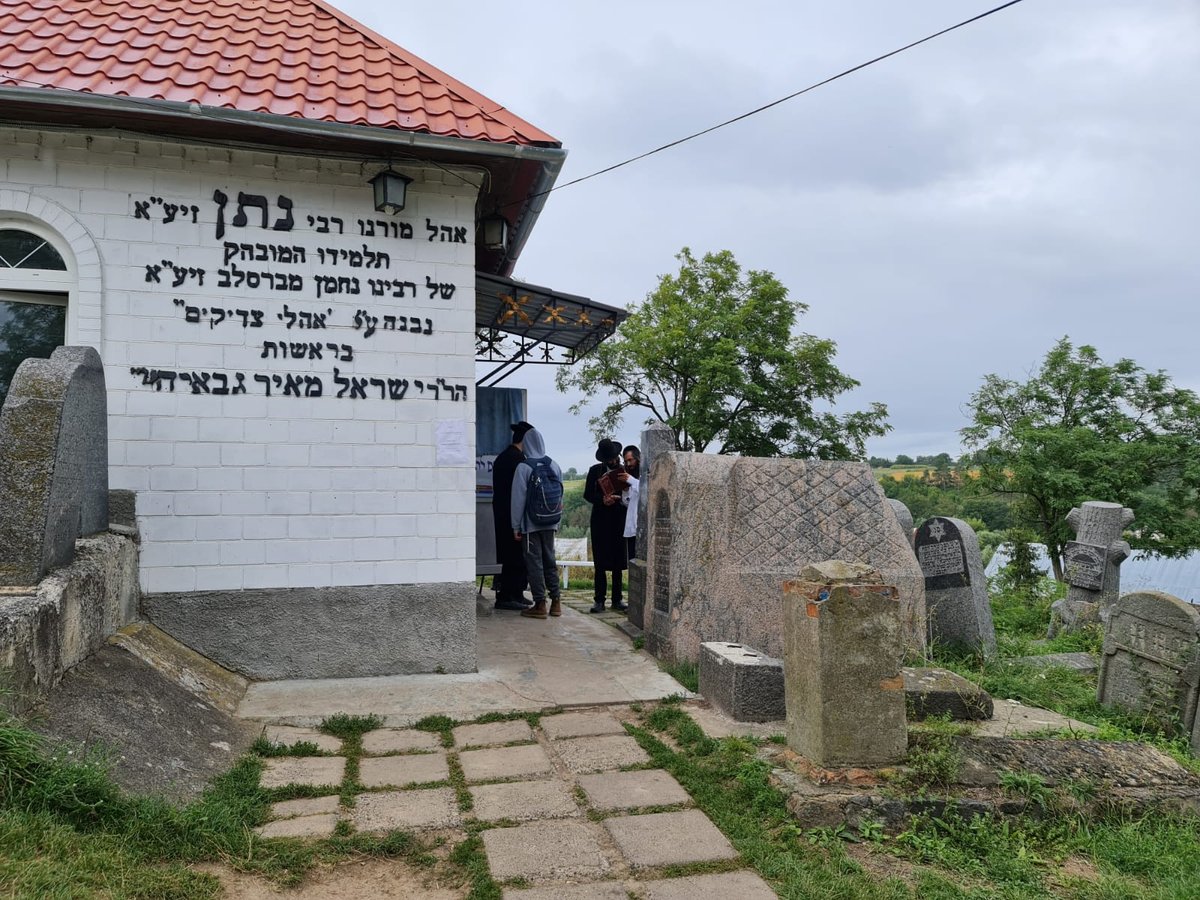 צפו: בדרך לאומן, עוצרים בקבר של רבי נתן