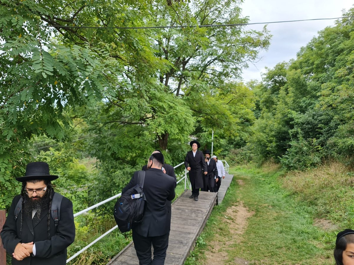 צפו: בדרך לאומן, עוצרים בקבר של רבי נתן