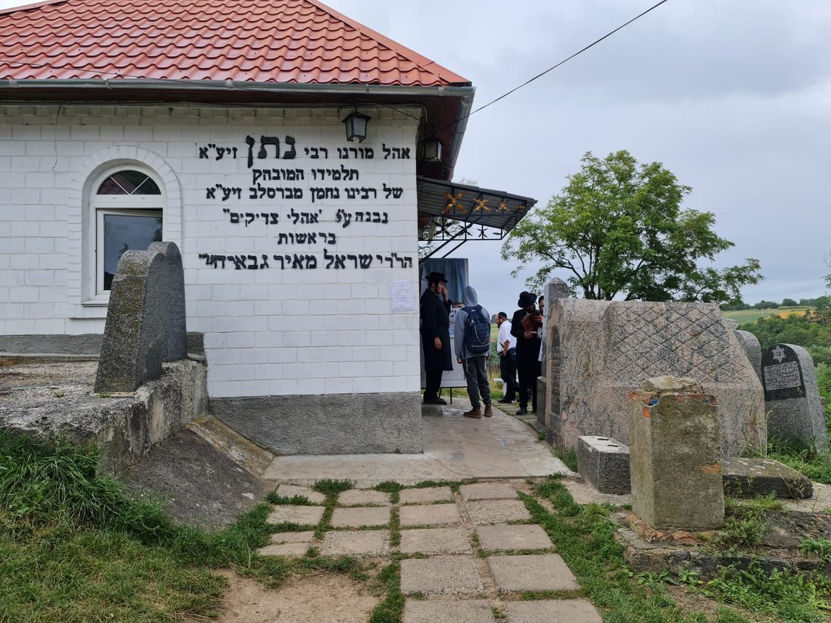 צפו: בדרך לאומן, עוצרים בקבר של רבי נתן