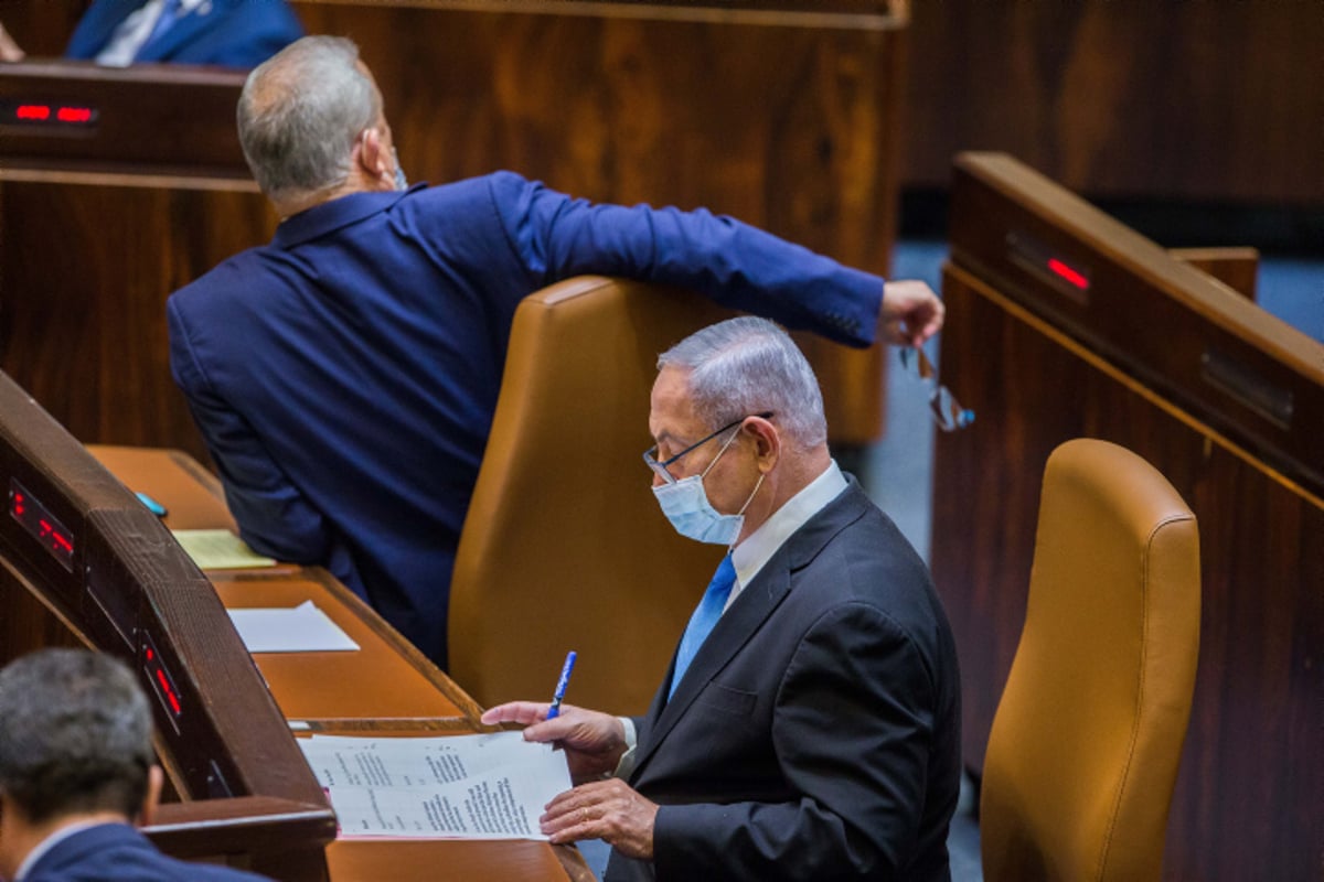 רה"מ החליפי דאז גנץ מסב את גבו לרה"מ דאז נתניהו, מעט לפני פיזור הכנסת