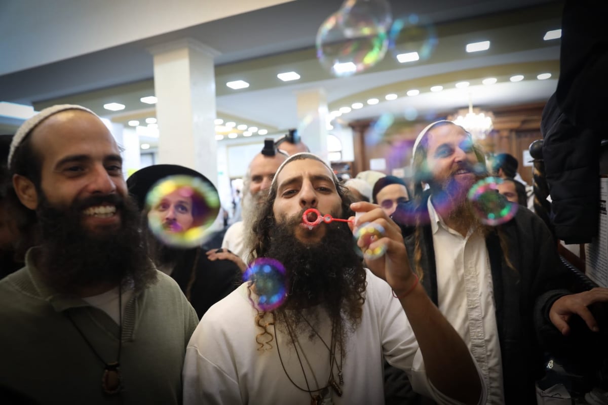 לאחר 'שחרית' בציון רבי נחמן: כלייזמרים וריקודים • צפו