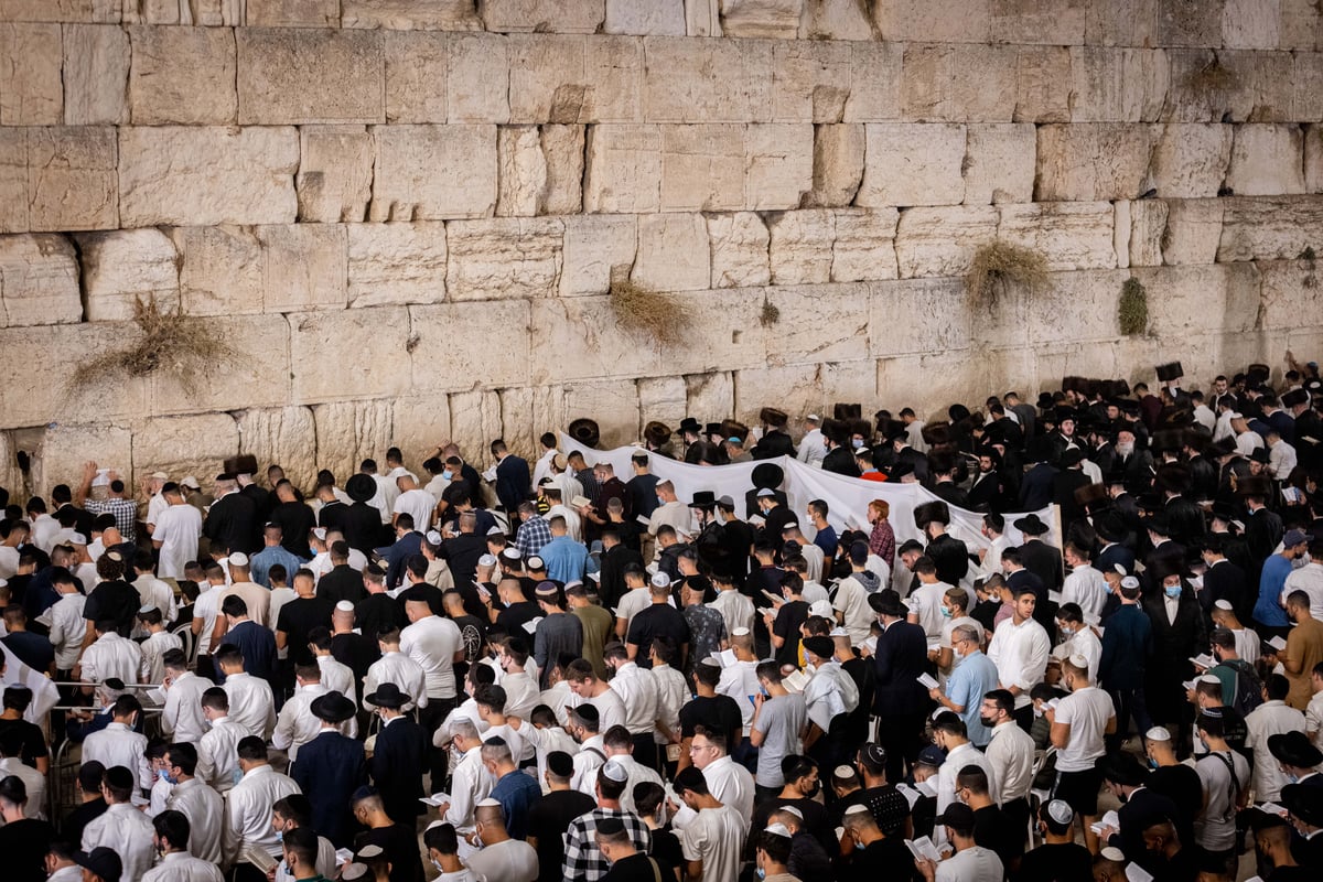 אלפים ביקשו סליחה בכותל המערבי; תיעוד