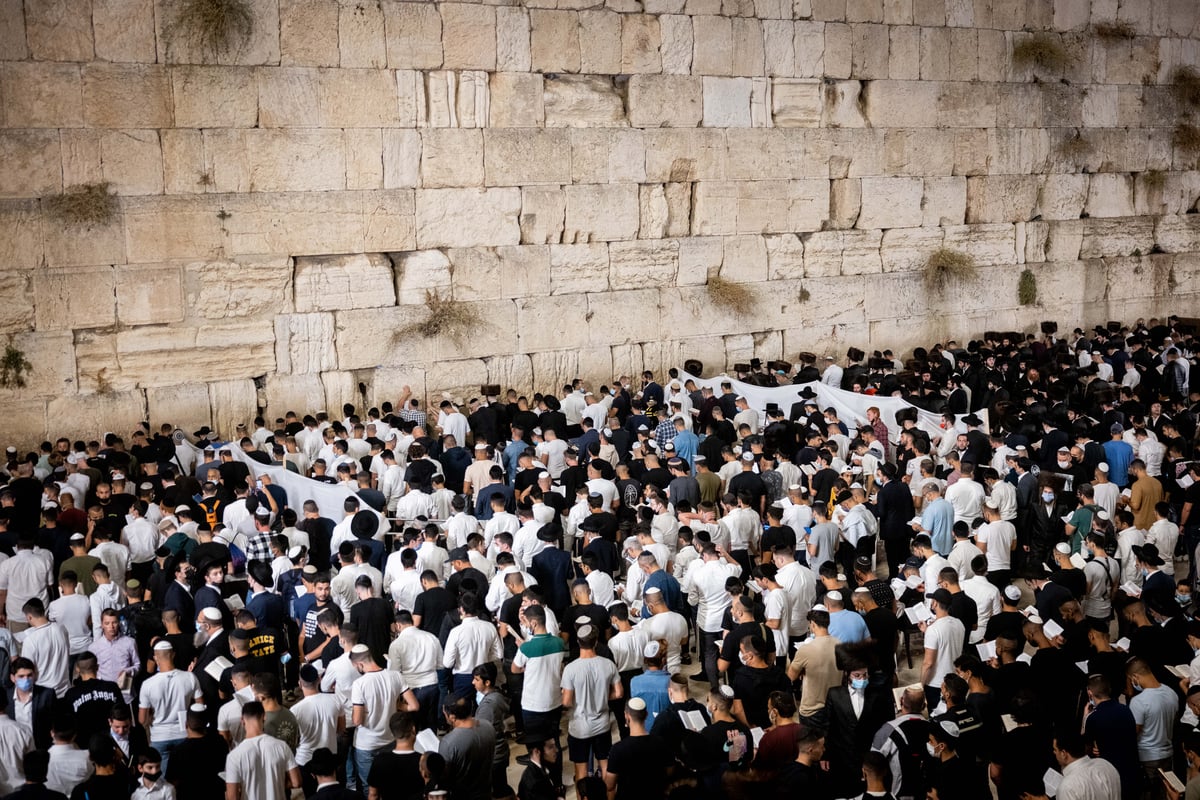 אלפים ביקשו סליחה בכותל המערבי; תיעוד