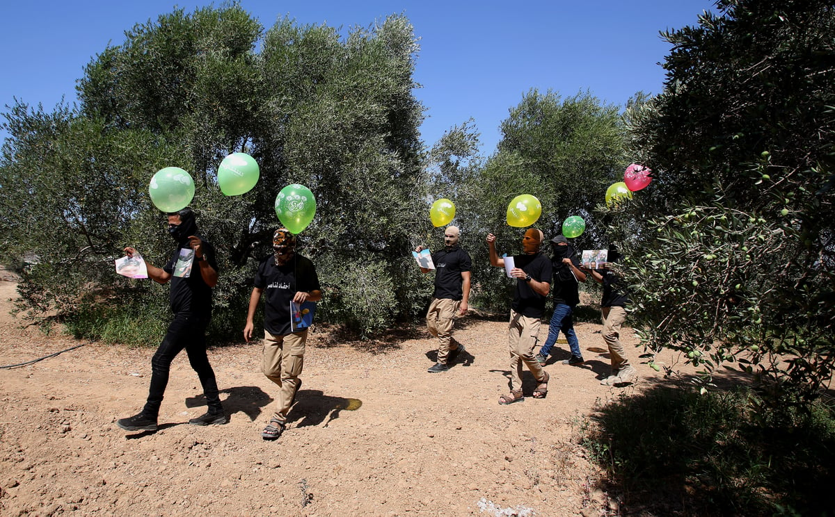 החמאס הפריח עשרות בלוני דמה ואיים; "תתכונן לגיהנום"