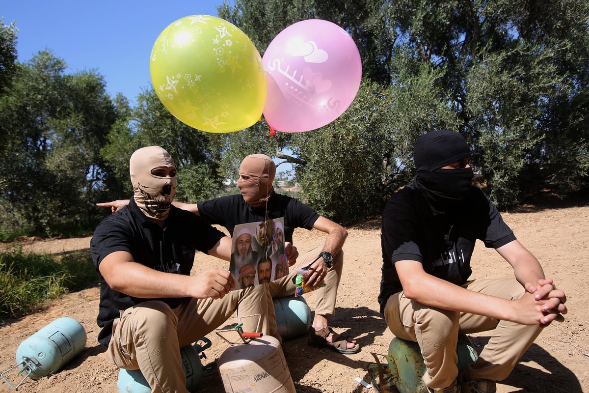 החמאס הפריח עשרות בלוני דמה ואיים; "תתכונן לגיהנום"