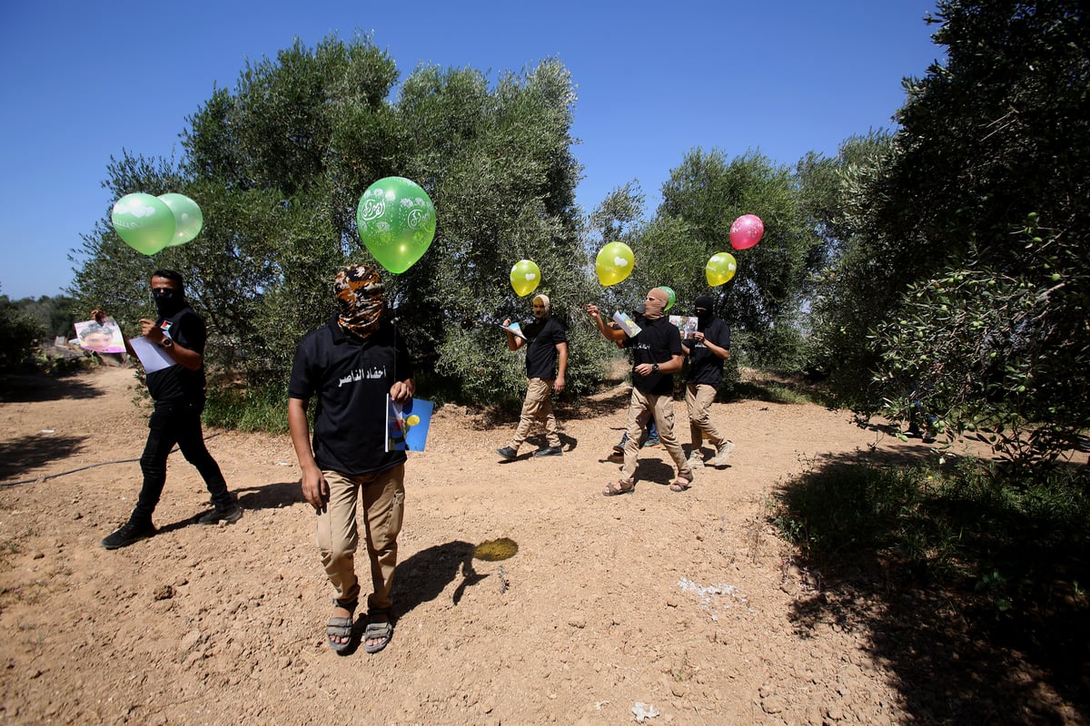 החמאס הפריח עשרות בלוני דמה ואיים; "תתכונן לגיהנום"