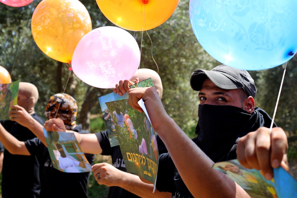 החמאס הפריח עשרות בלוני דמה ואיים; "תתכונן לגיהנום"