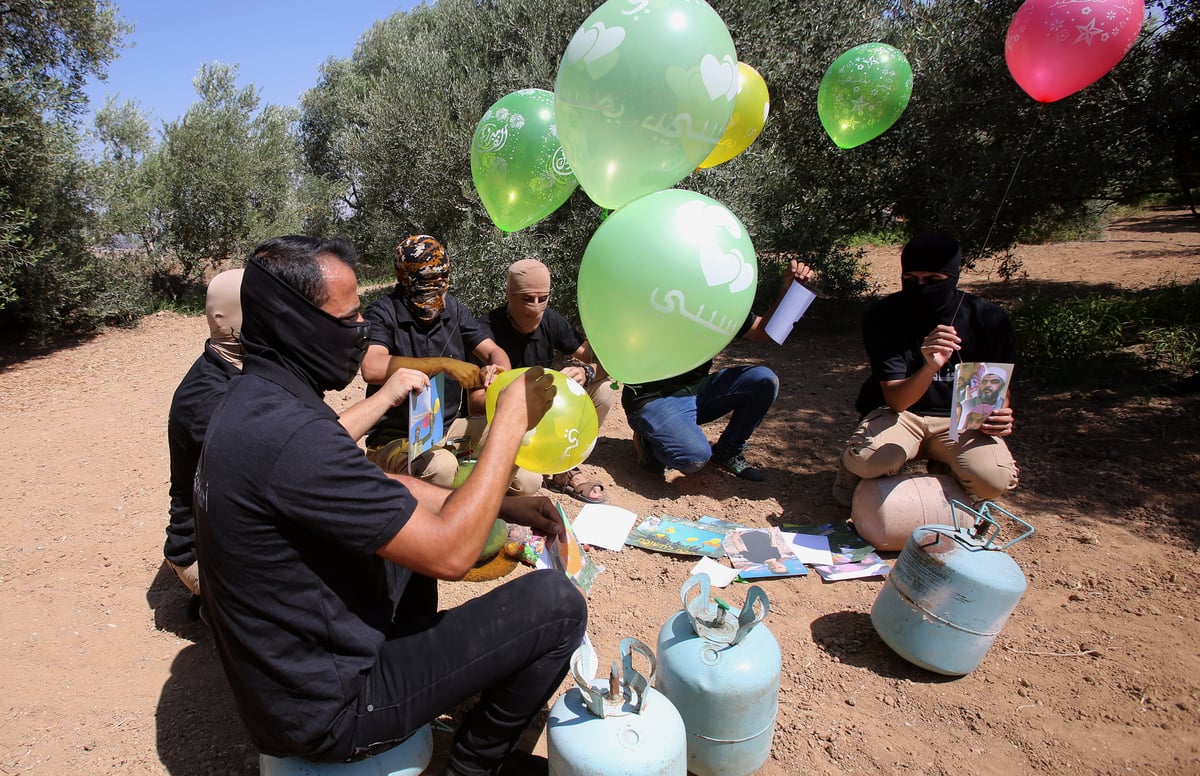 החמאס הפריח עשרות בלוני דמה ואיים; "תתכונן לגיהנום"