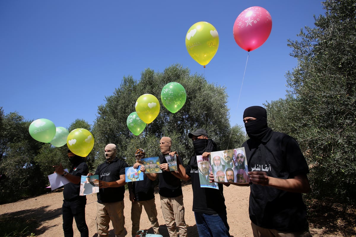 החמאס הפריח עשרות בלוני דמה ואיים; "תתכונן לגיהנום"