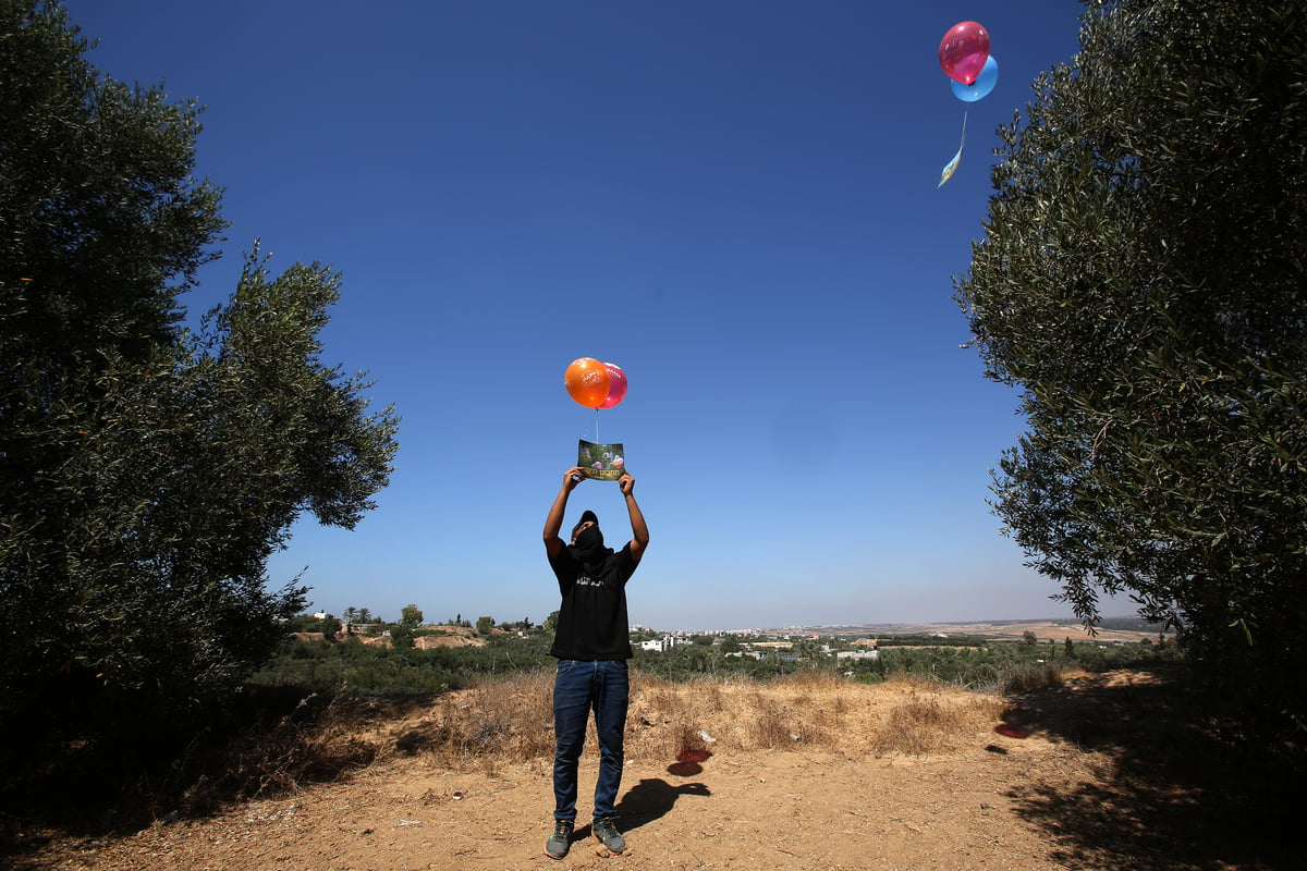 החמאס הפריח עשרות בלוני דמה ואיים; "תתכונן לגיהנום"