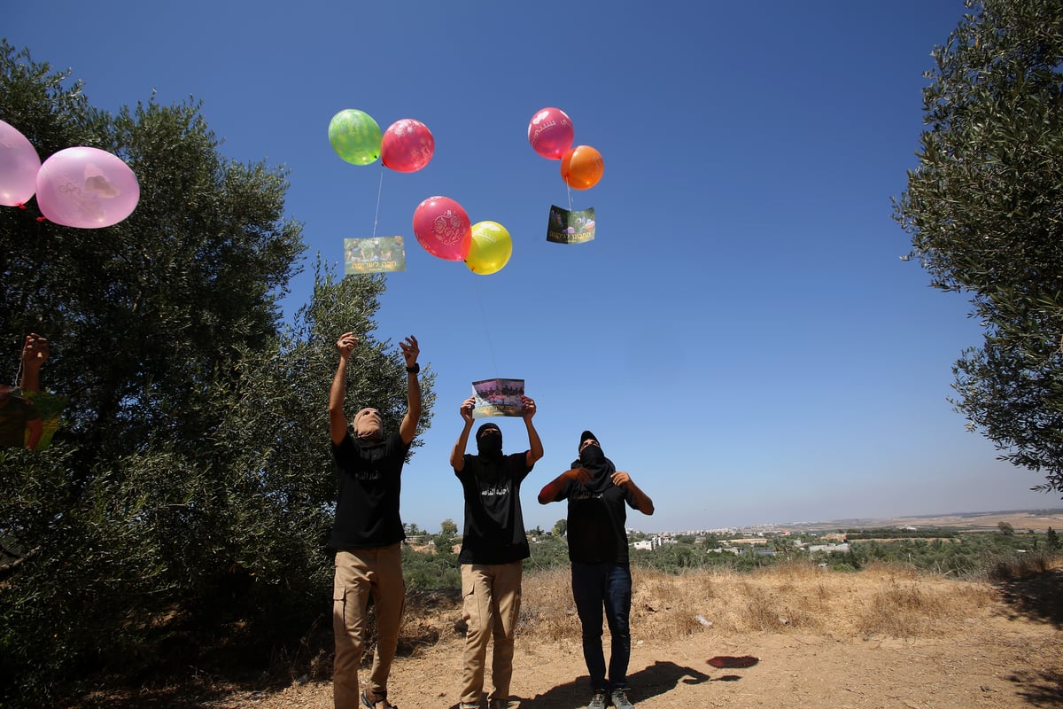 החמאס הפריח עשרות בלוני דמה ואיים; "תתכונן לגיהנום"