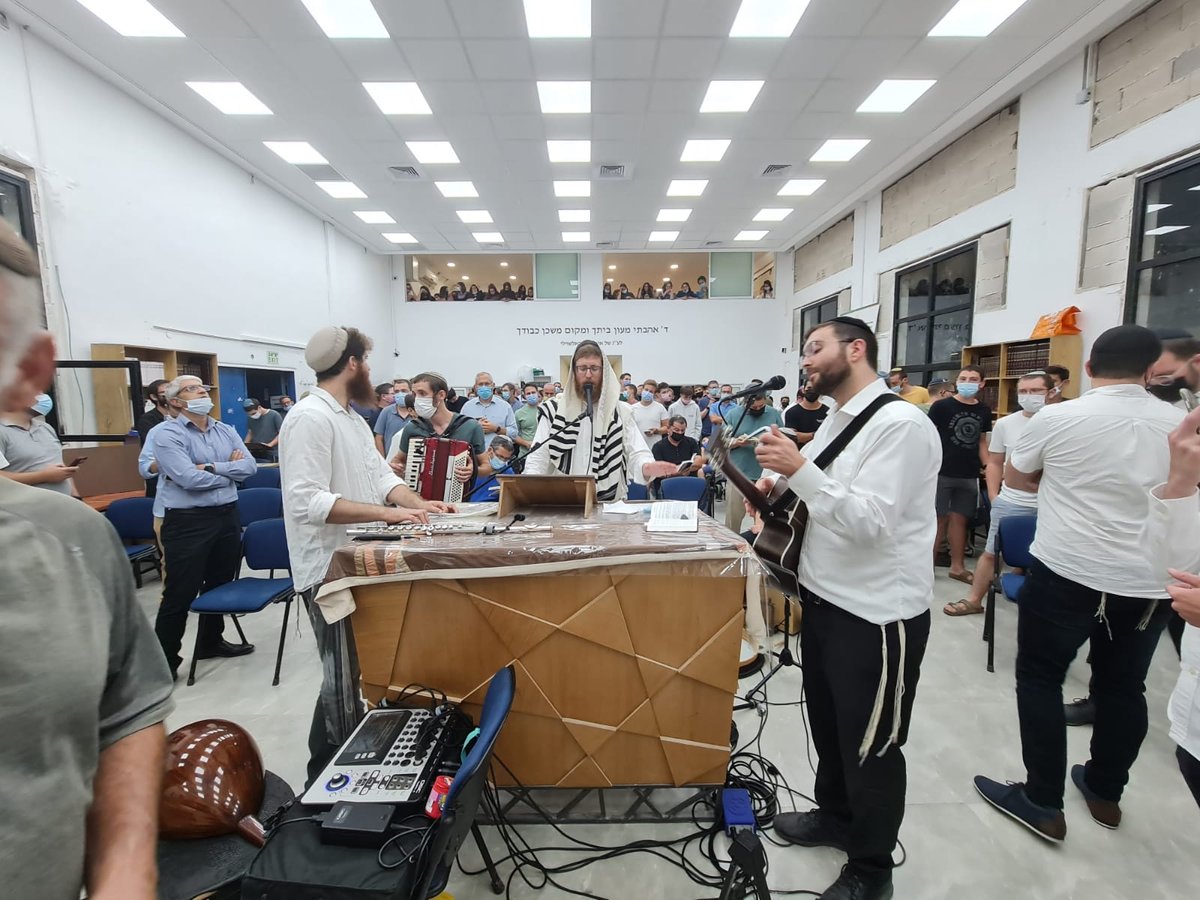 יצחק מאיר בסליחות במכינה שנשרפה בלוד