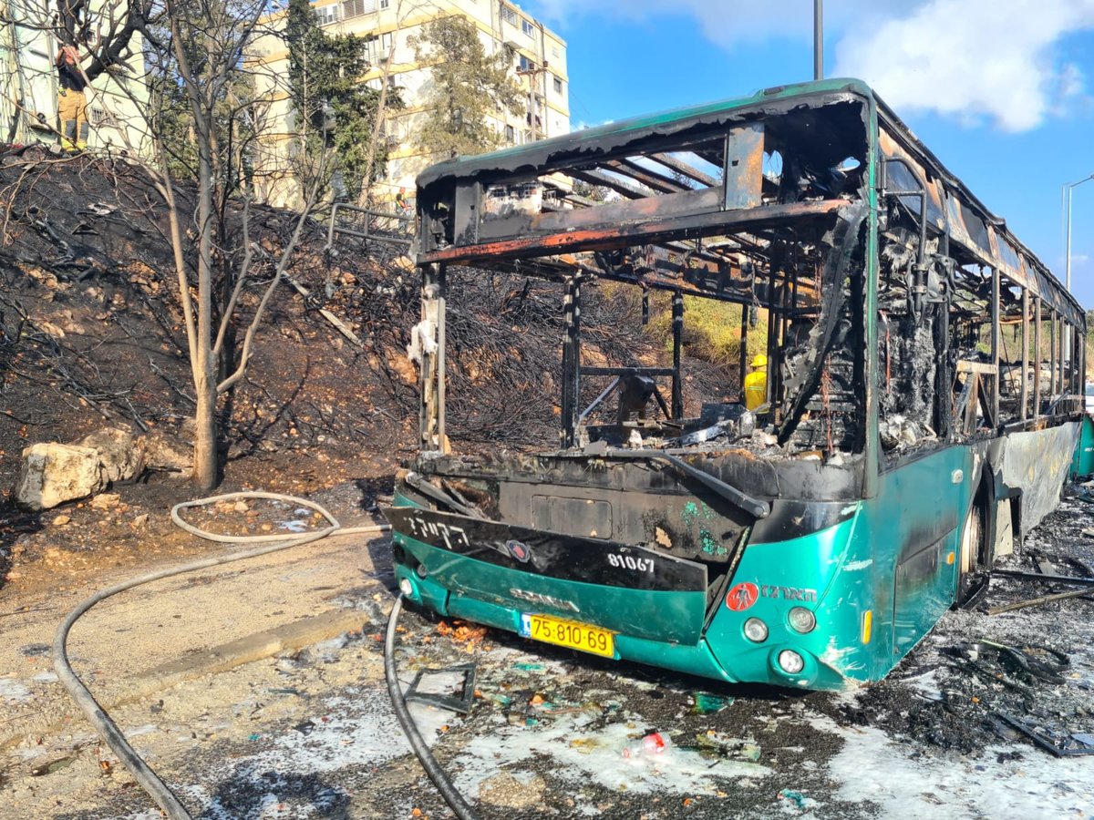 האוטובוס נשרף וכמעט גרם להצתה ענקית