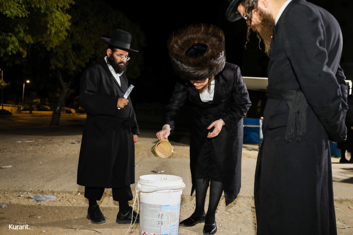 האדמו"ר מקרעטשניף קרית גת במנהג הכפרות