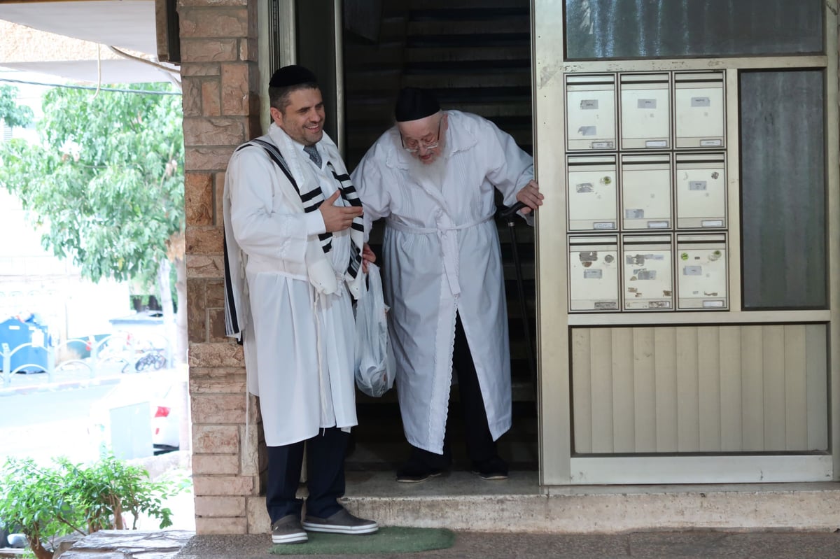 תיעוד: חבר 'המועצת' הגאון רבי מאיר צבי ברגמן, בערב ומוצאי יום הכיפורים