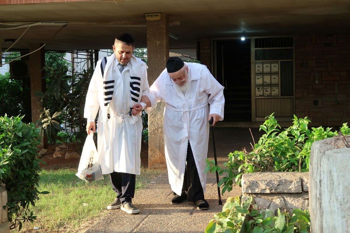 תיעוד: חבר 'המועצת' הגאון רבי מאיר צבי ברגמן, בערב ומוצאי יום הכיפורים