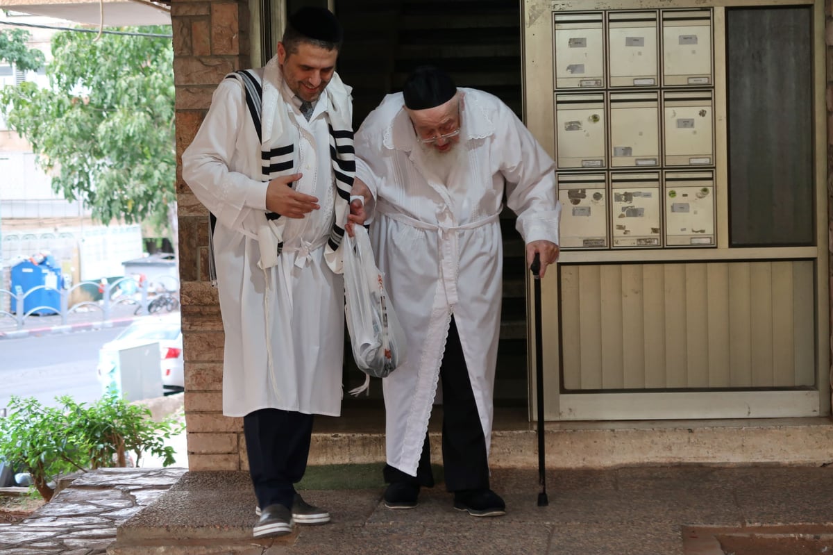 תיעוד: חבר 'המועצת' הגאון רבי מאיר צבי ברגמן, בערב ומוצאי יום הכיפורים