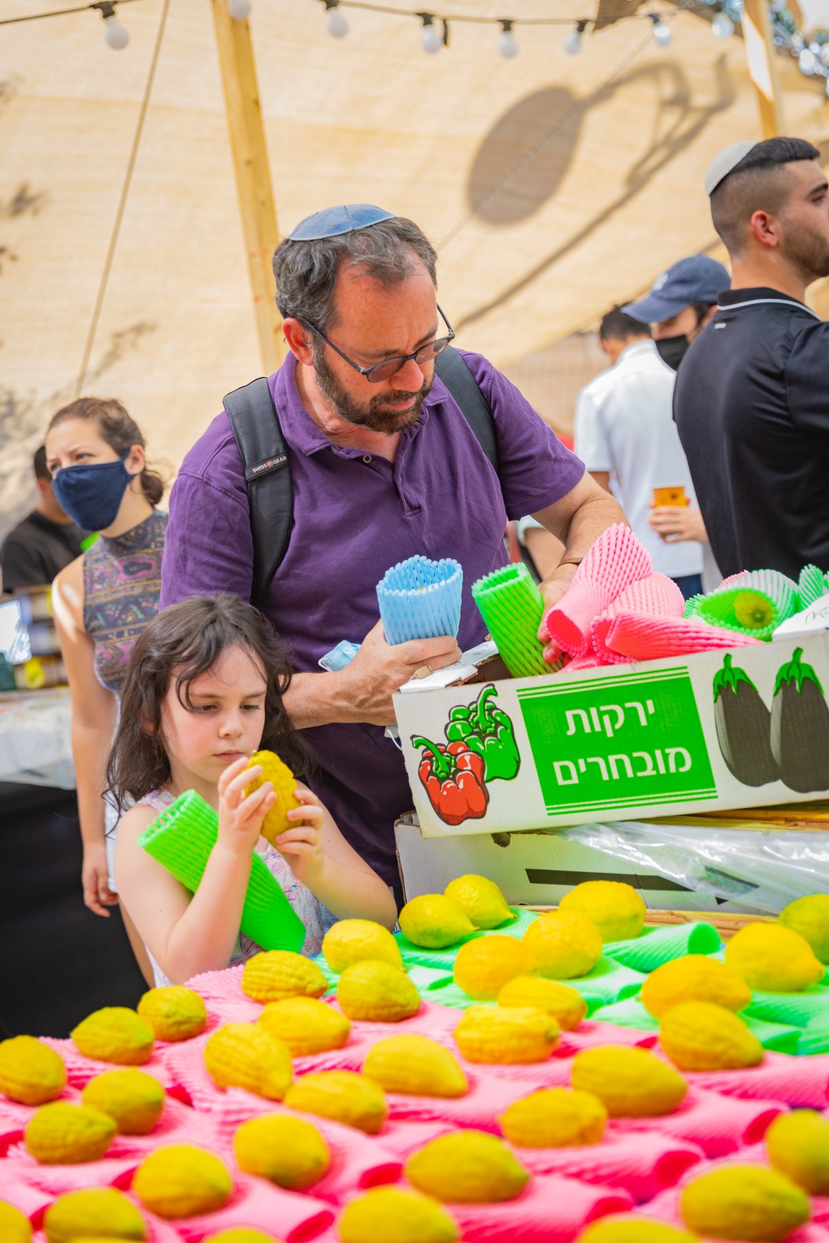 גלריה צבעונית משוק ארבעת המינים • צפו