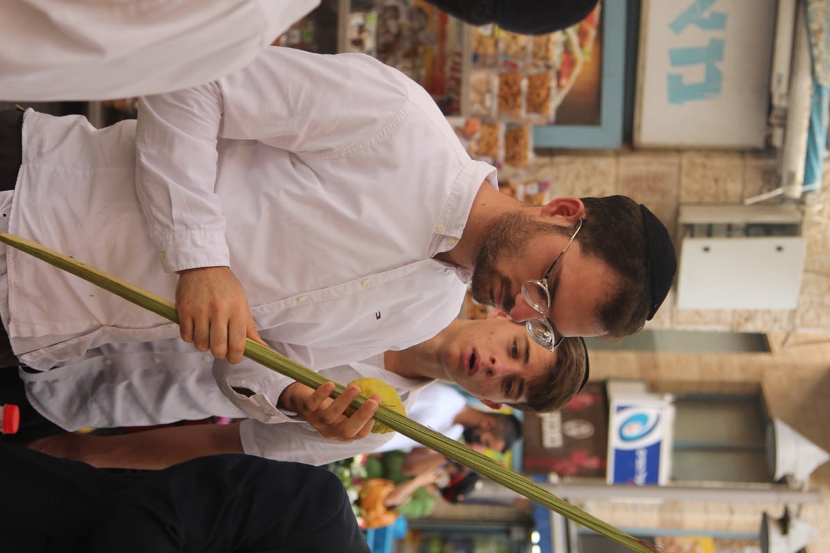 מודיעין עילית: ערב חג בשווקי ארבעת המינים