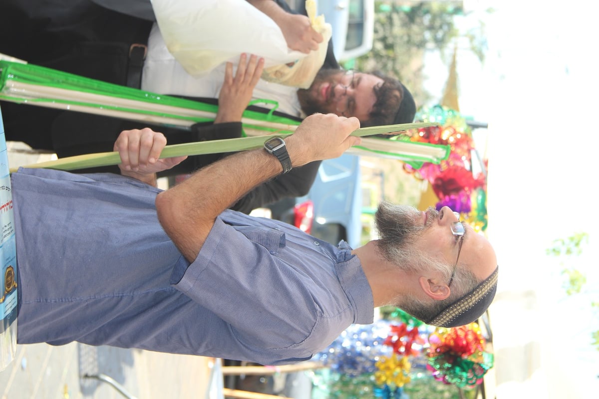 מודיעין עילית: ערב חג בשווקי ארבעת המינים