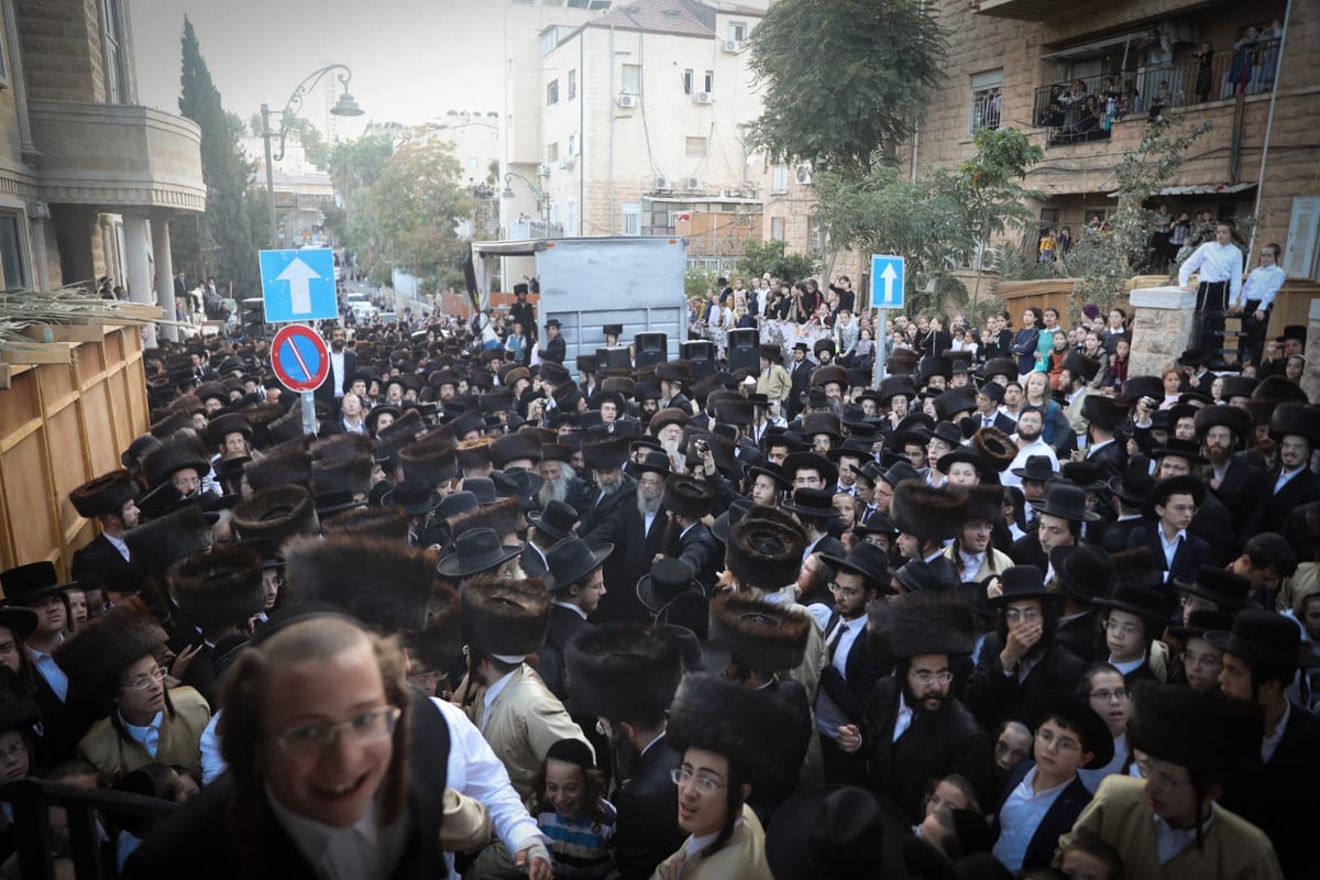 צפו: תוקף השוטר לווה בתהלוכה ובריקודים