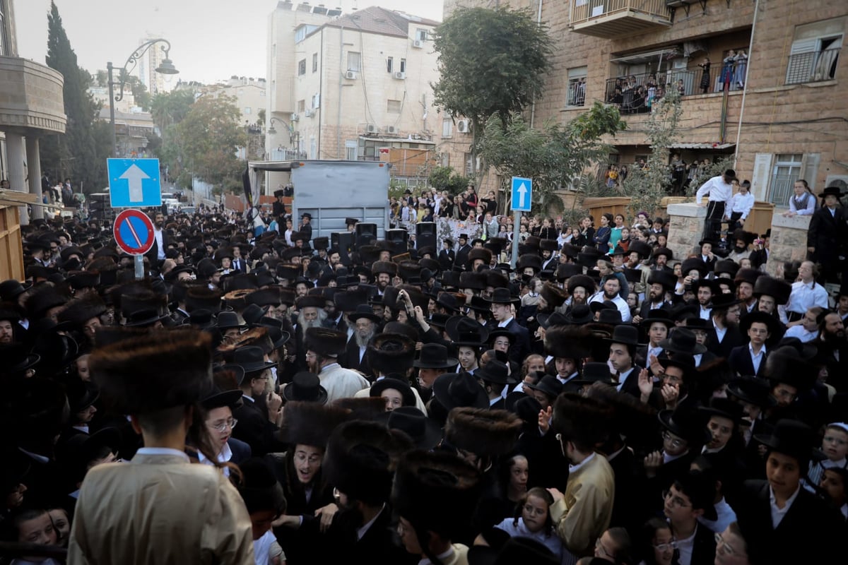 צפו: תוקף השוטר לווה בתהלוכה ובריקודים