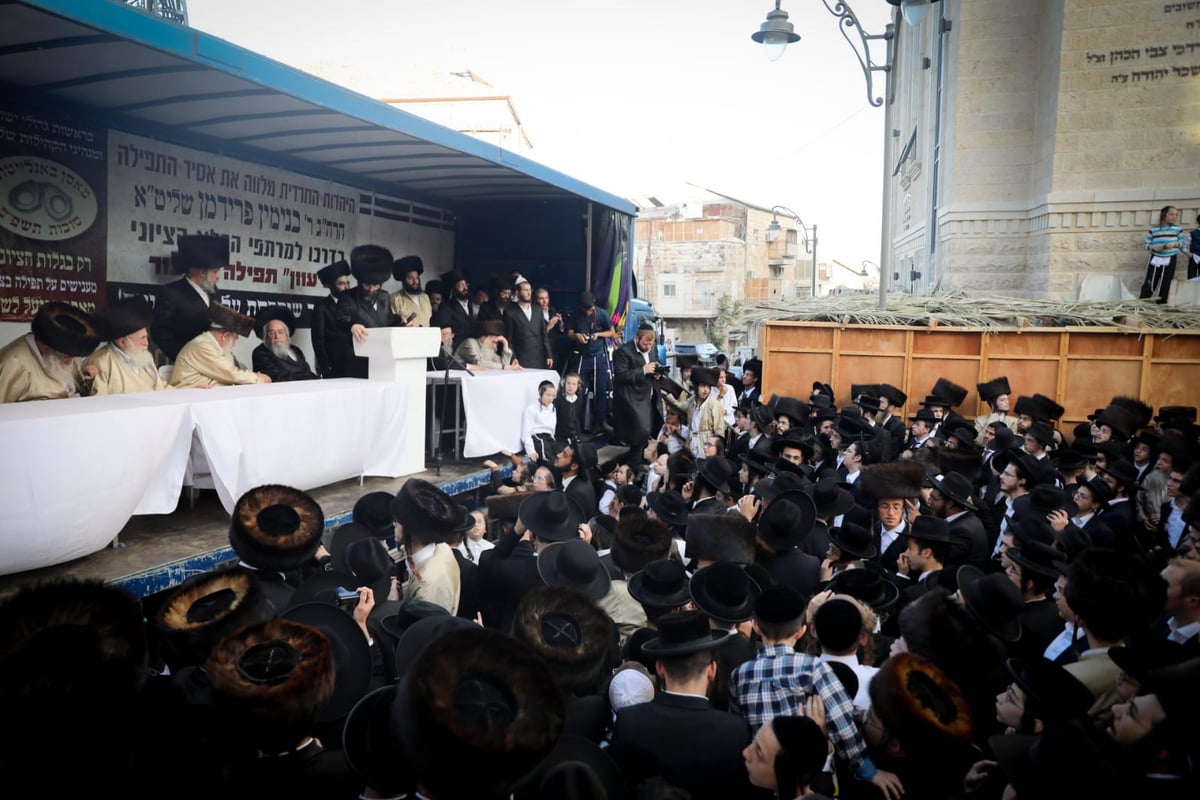 צפו: תוקף השוטר לווה בתהלוכה ובריקודים