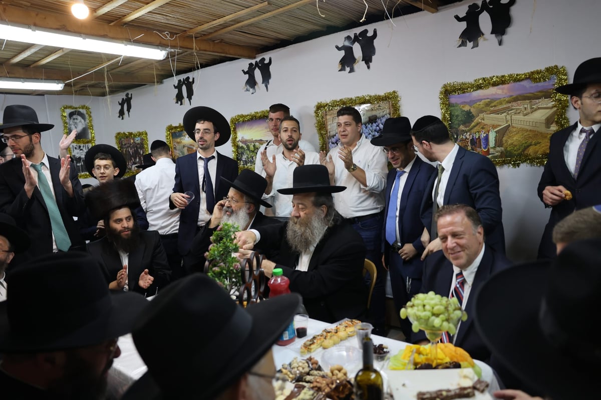 ישיבת רש"י: הכנסת ס"ת ושמחת בית השואבה