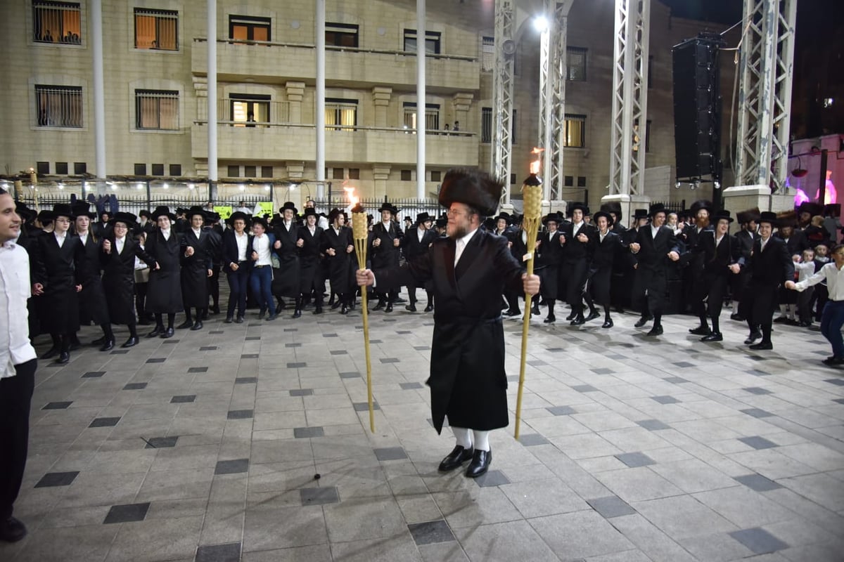 שמחת בית השואבה המרכזית בבעלזא • צפו