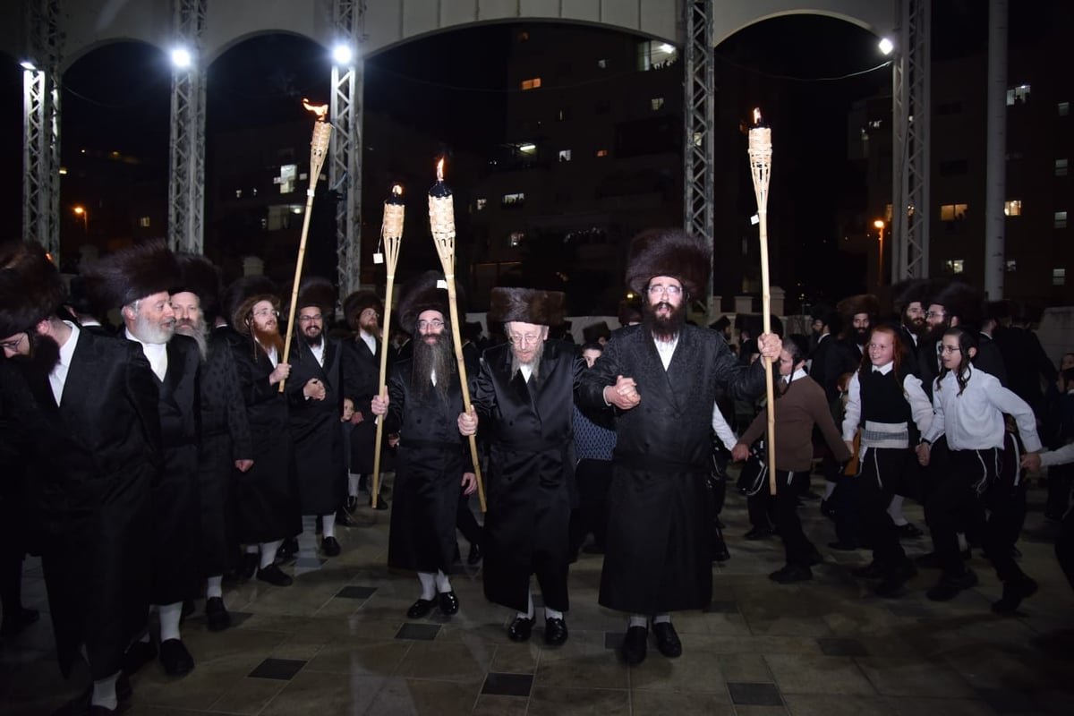 שמחת בית השואבה המרכזית בבעלזא • צפו