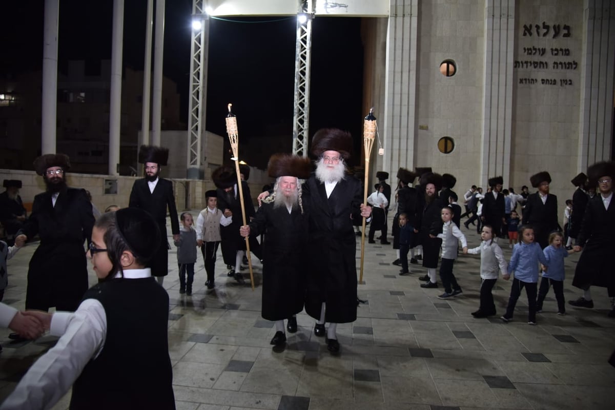 שמחת בית השואבה המרכזית בבעלזא • צפו