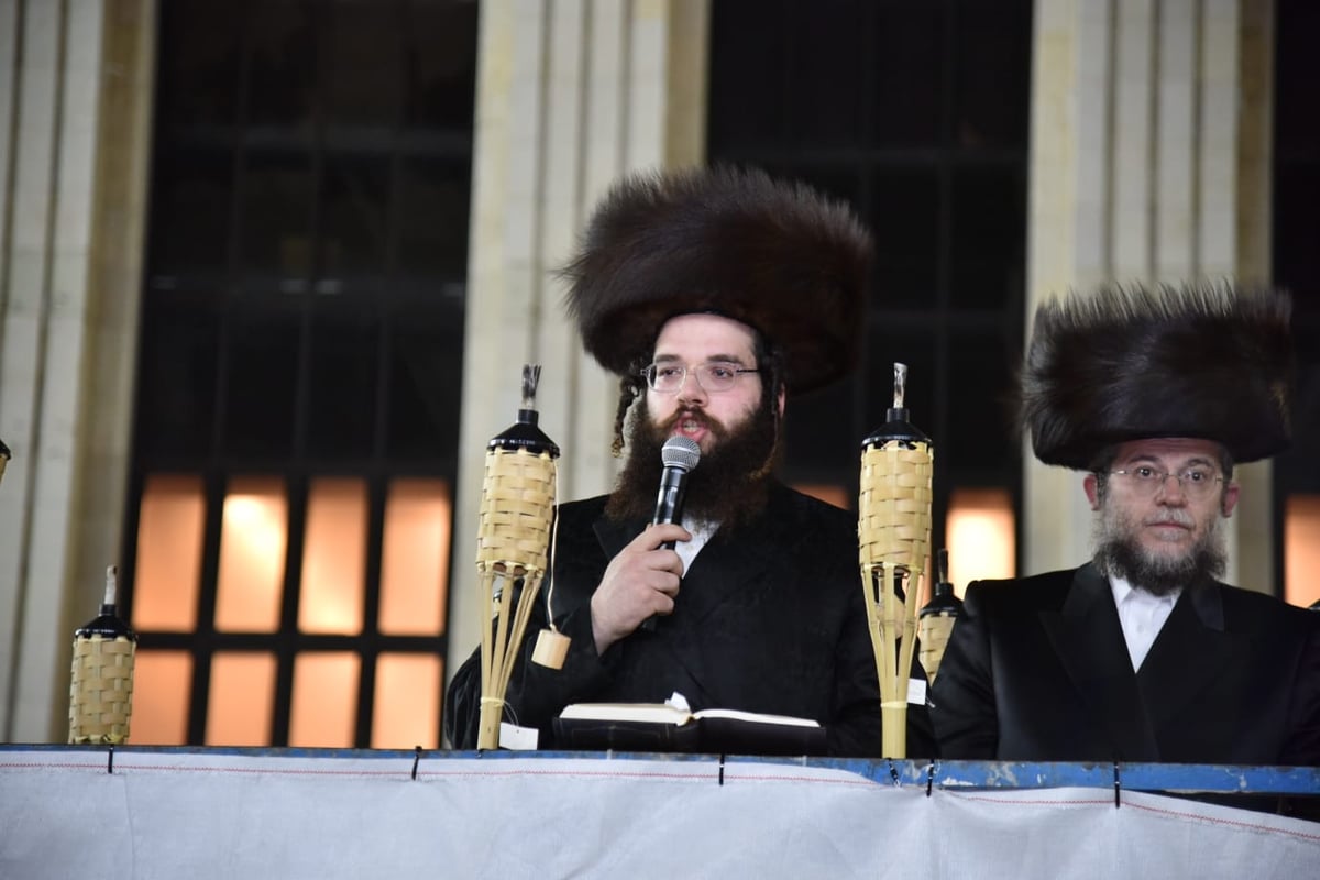 שמחת בית השואבה המרכזית בבעלזא • צפו