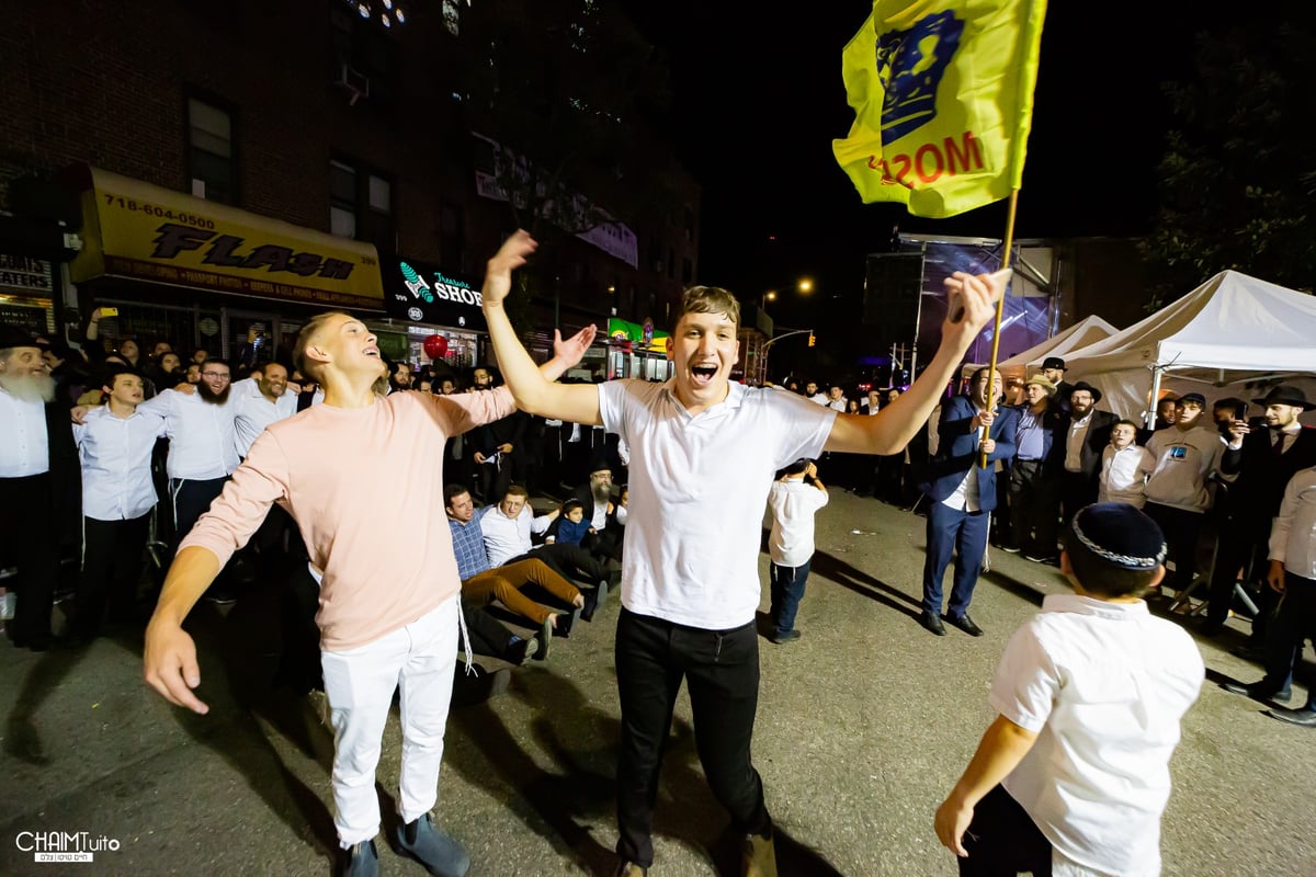 עד 6 בבוקר: אלפי אנשים בשמחת בית השואבה