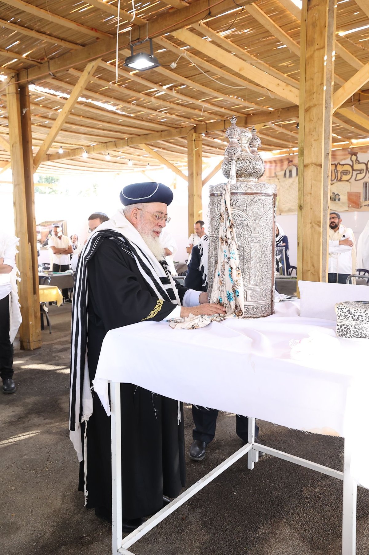 בסוכה: הראש"ל הגר"ש עמאר בנטילת לולב