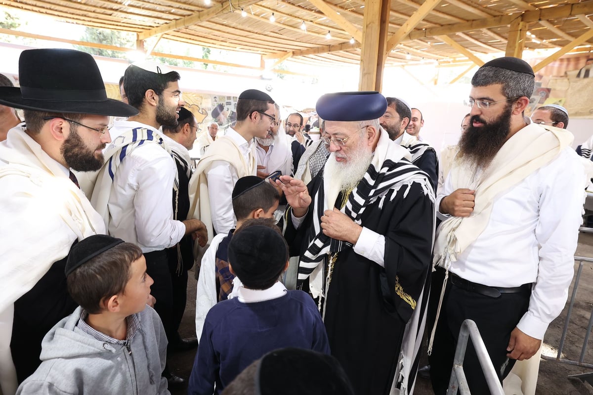 בסוכה: הראש"ל הגר"ש עמאר בנטילת לולב