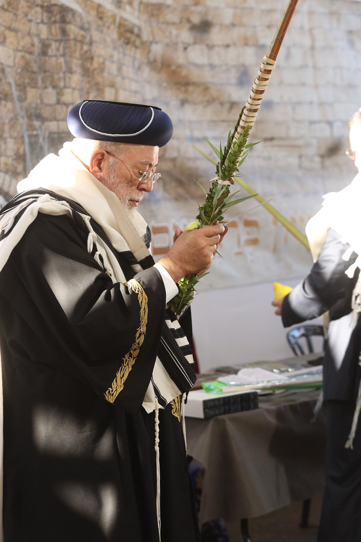 בסוכה: הראש"ל הגר"ש עמאר בנטילת לולב