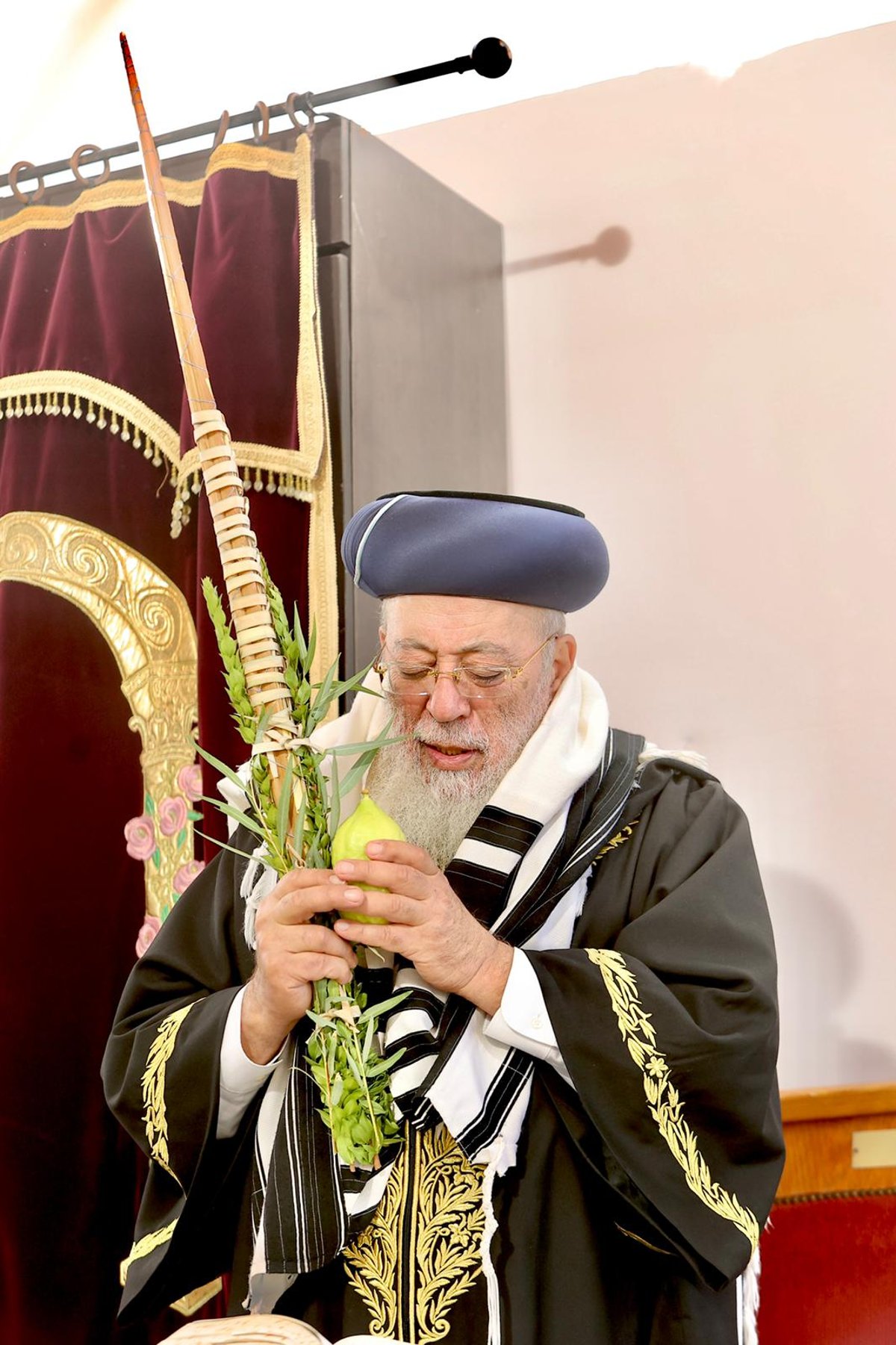 בסוכה: הראש"ל הגר"ש עמאר בנטילת לולב